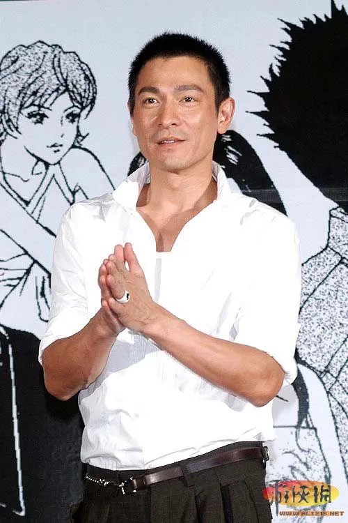 八旬老人带棺材露宿街头 娱乐圈孝顺的明星们