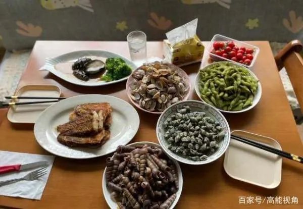 黄晓明回老家晒家人合影，吃饭开心比耶，身后多张结婚照引关注，你怎么看？