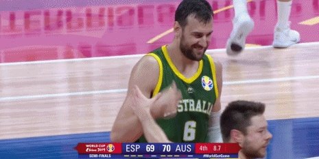 对阵西班牙,博古特抢篮板犯规,对裁判的吹罚不满,然后做出数钱的手势!如何评价?