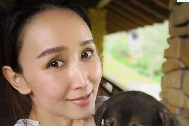 胡静发文“姐的青春又回来了”，早就已经嫁入豪门的她如今过得怎样？