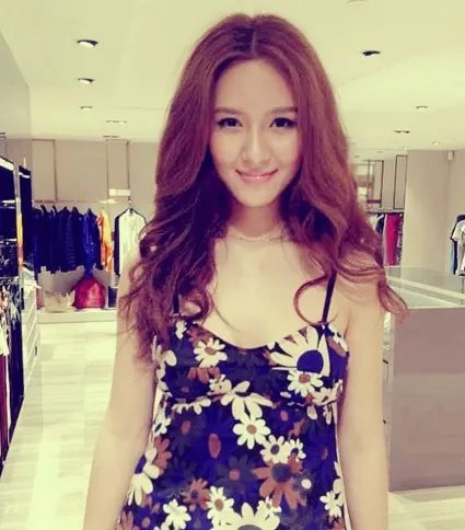 “砸蛋女”李亚红图片展示 与易建联恋情真真实实大曝光