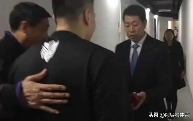 万圣伟领总冠军戒指全队祝福，为什么李根只能在球员通道领？