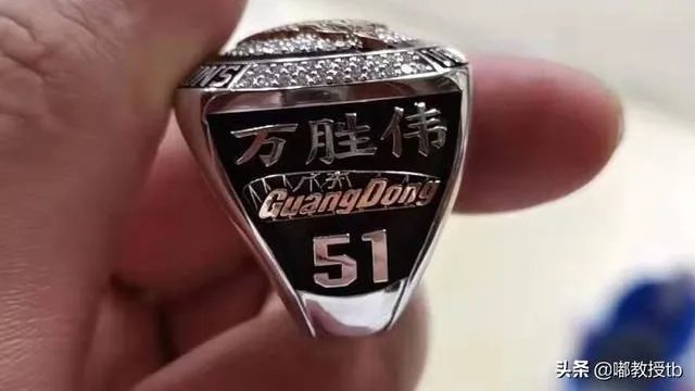 万圣伟领总冠军戒指全队祝福，为什么李根只能在球员通道领？