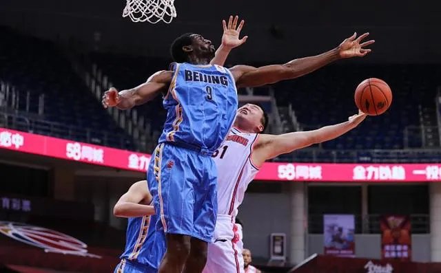 万圣伟领总冠军戒指全队祝福，为什么李根只能在球员通道领？