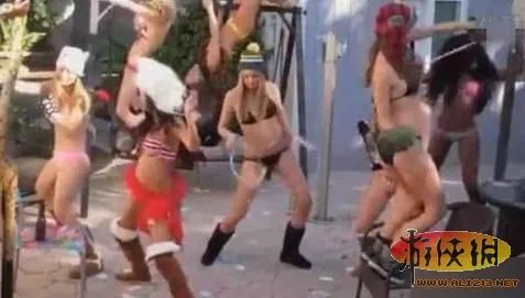 抖奶妹出位表演哈林摇爆红网络 新神曲屌丝舞