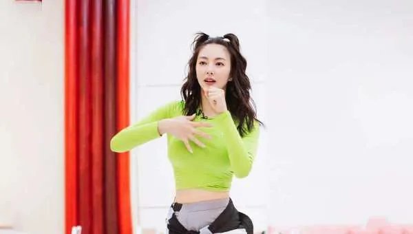 张雨绮光脚跳屋顶着火，她的舞蹈和演技哪个更胜一筹？