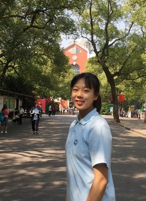 这位出考场一字马的女同学，如今怎样了？