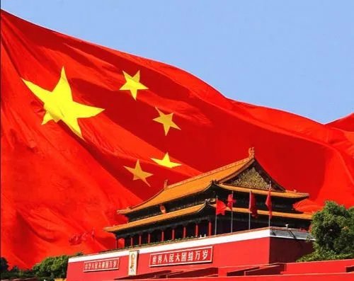 军乐团58岁老兵不舍哽咽，看到这一幕你有被感动到吗？