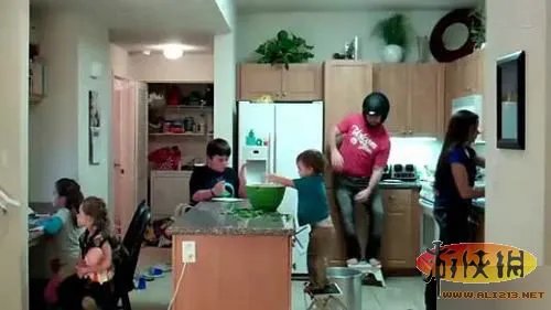 抖奶妹出位表演哈林摇爆红网络 新神曲屌丝舞