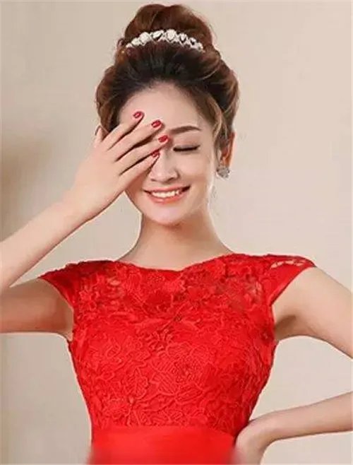 红色礼服新娘发型图片 新娘礼服发型需要怎么搭配