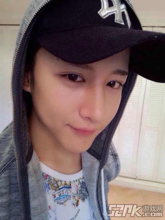 让我摸一摸你的美腿吧！神仙哥哥小灿绝美照片合辑