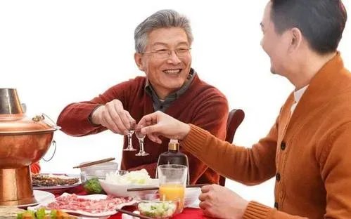 6岁女娃如何教科书式报警救了醉酒爸爸？