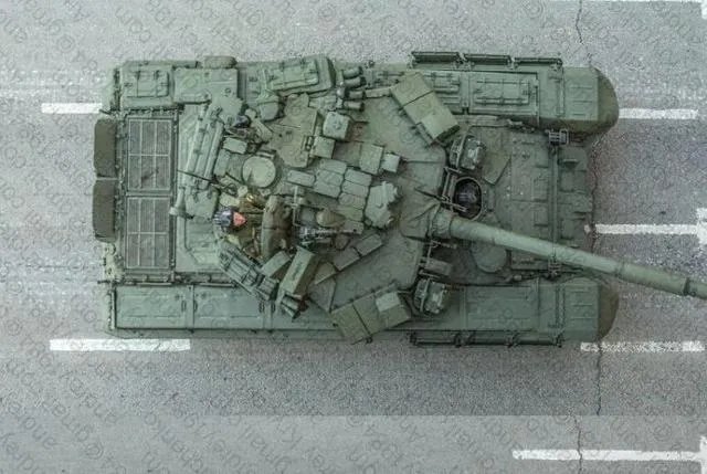 电影里，往坦克上甩燃烧弹到底有什么用？