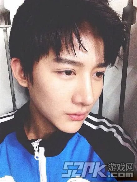 让我摸一摸你的美腿吧！神仙哥哥小灿绝美照片合辑