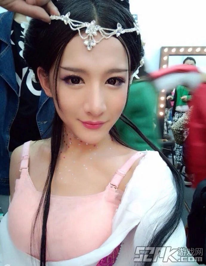 让我摸一摸你的美腿吧！神仙哥哥小灿绝美照片合辑