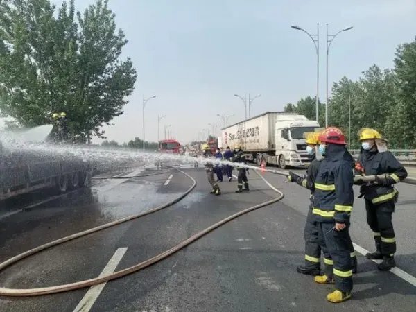 京港澳高速郑州至新乡方向，载32吨废旧电瓶半挂车起火，造成怎样的损失？