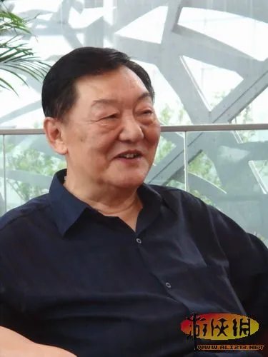 八旬老人带棺材露宿街头 娱乐圈孝顺的明星们