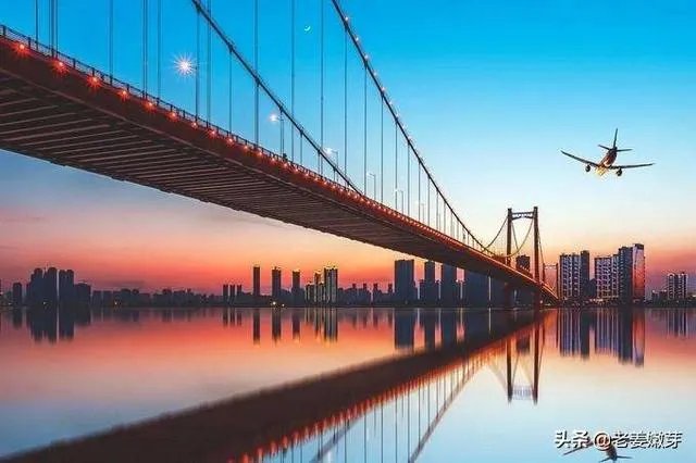 4月26日武汉鹦鹉洲长江大桥出现不明原因晃动，你认为怎么回事？