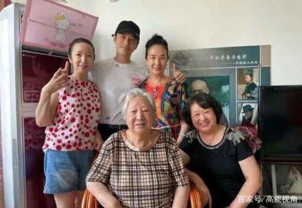 黄晓明回老家晒家人合影，吃饭开心比耶，身后多张结婚照引关注，你怎么看？