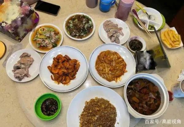 黄晓明回老家晒家人合影，吃饭开心比耶，身后多张结婚照引关注，你怎么看？