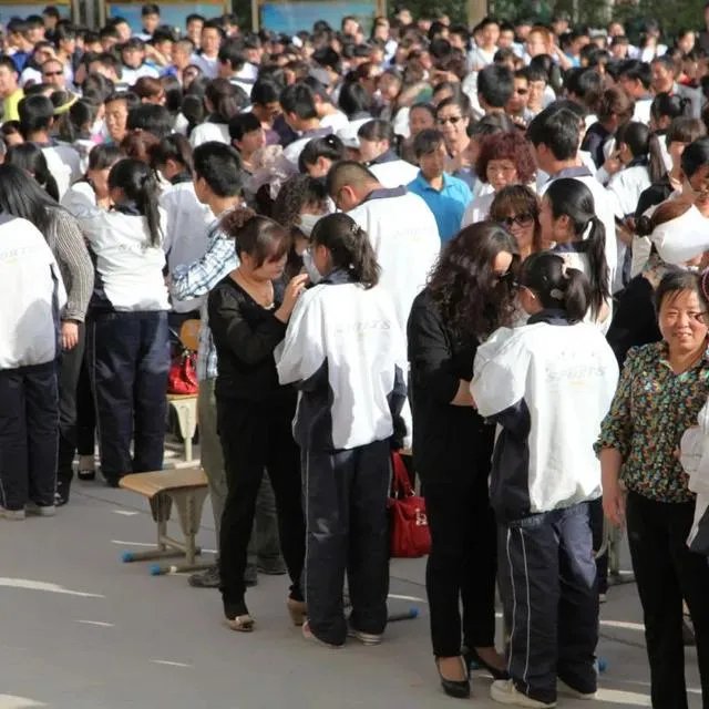 励志外卖小哥高考623分查分后淡定送外卖，当今社会学历重要吗？