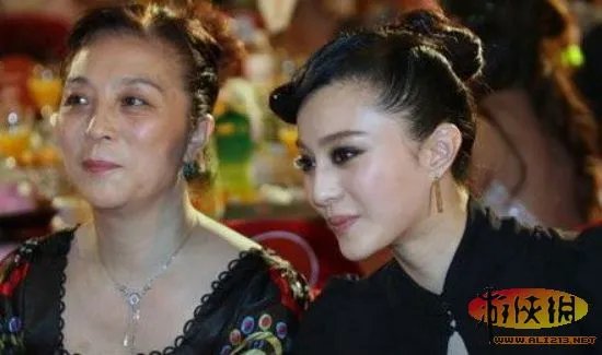 八旬老人带棺材露宿街头 娱乐圈孝顺的明星们