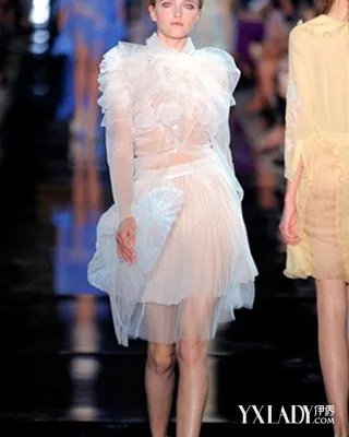 看透明装时装秀表演学习4种优雅穿法