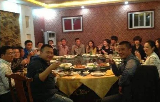 河南一男子参加同学聚会用胶带缠全身，同学之间有多内卷？