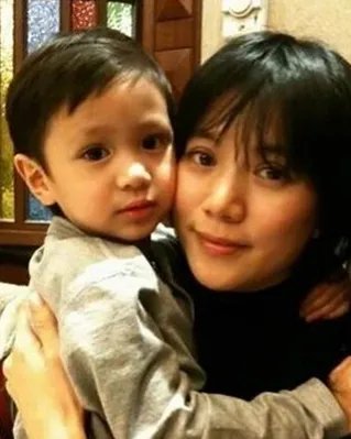 袁咏仪儿子照片曝光 遗传基因好长相帅气