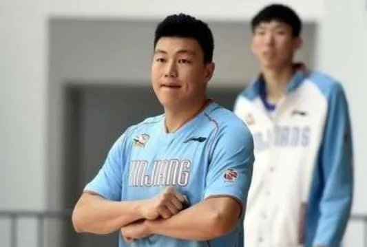 万圣伟领总冠军戒指全队祝福，为什么李根只能在球员通道领？