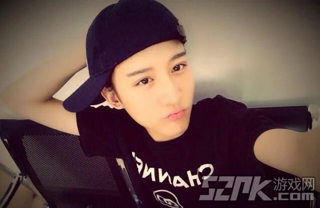 让我摸一摸你的美腿吧！神仙哥哥小灿绝美照片合辑