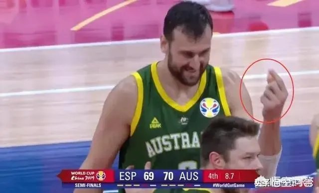 对阵西班牙,博古特抢篮板犯规,对裁判的吹罚不满,然后做出数钱的手势!如何评价?