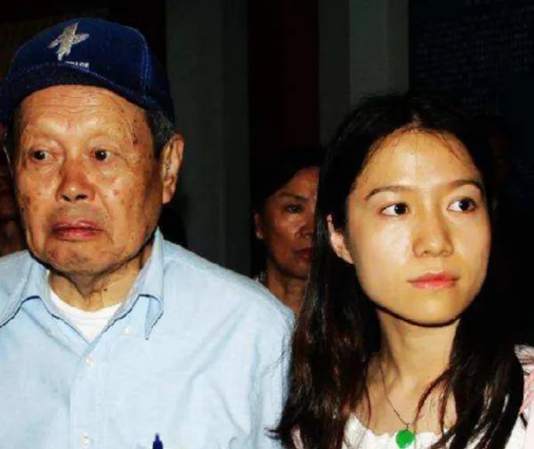 杨振宁允许妻子改嫁，遗产分配让人意外，翁帆为何伤心不已呢？