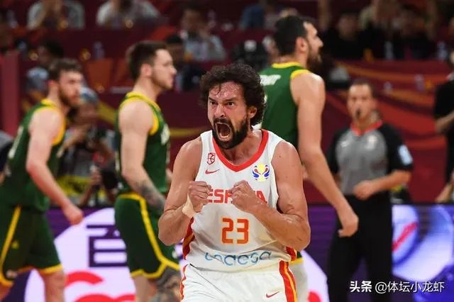 对阵西班牙,博古特抢篮板犯规,对裁判的吹罚不满,然后做出数钱的手势!如何评价?