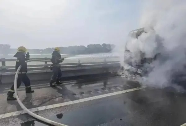 京港澳高速郑州至新乡方向，载32吨废旧电瓶半挂车起火，造成怎样的损失？