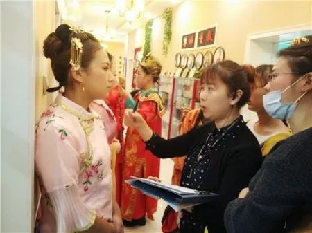 天津哪里有学化妆学校，分什么课