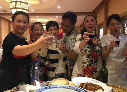 河南一男子参加同学聚会用胶带缠全身，同学之间有多内卷？