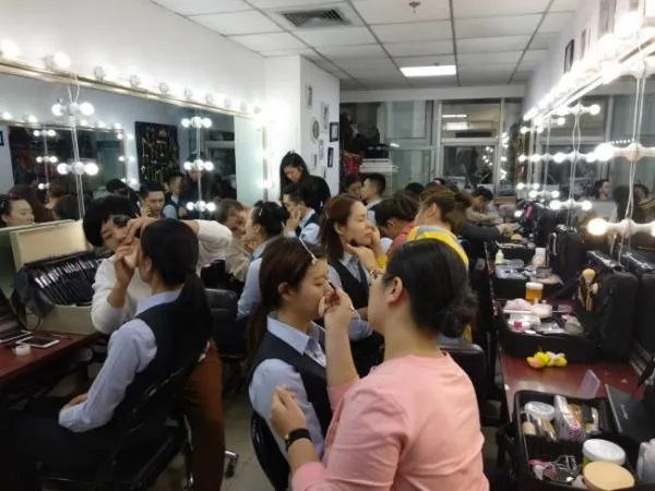 请问我在天津想学化妆，哪里有学化妆的？大概多少钱？学习多久可以去影楼当化妆师？