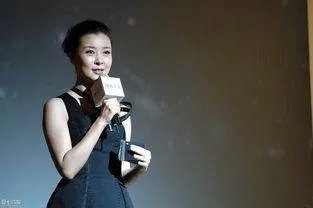 柯蓝穿16年前的礼服主持，她的主持功底怎么样？