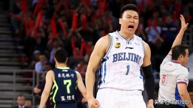 万圣伟领总冠军戒指全队祝福，为什么李根只能在球员通道领？