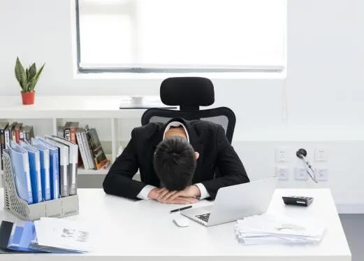 ​公司粗暴发工作证后大批员工离职是怎么回事  公司为什么粗暴发工作证