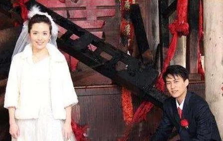 靳东李佳结婚照被公开：靳东李佳相识相爱的经过