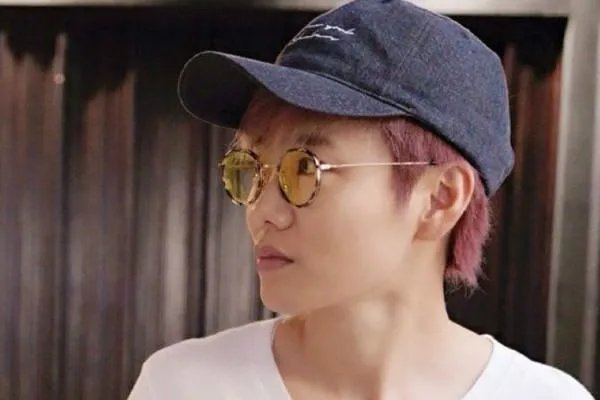 许飞P图和黄晓明合照，为何网友会觉得这一照片很尴尬？