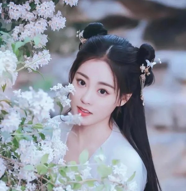 央视9位主持人古装是什么？