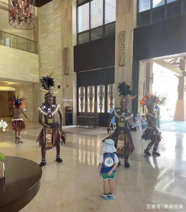 黄晓明回老家晒家人合影，吃饭开心比耶，身后多张结婚照引关注，你怎么看？