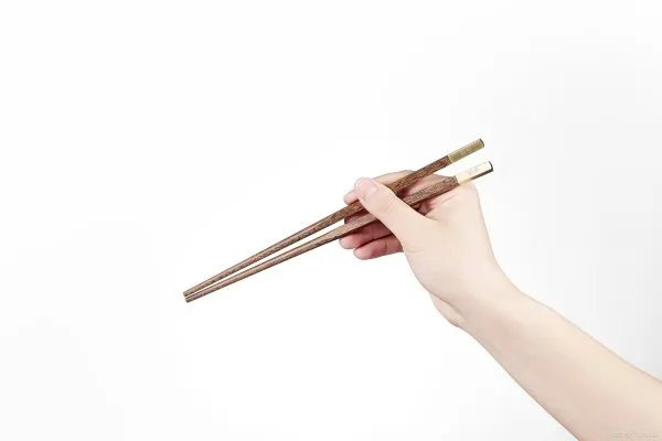 明明是中国人发明的筷子,为什么到了日本和韩国,被改成什么样了呢?