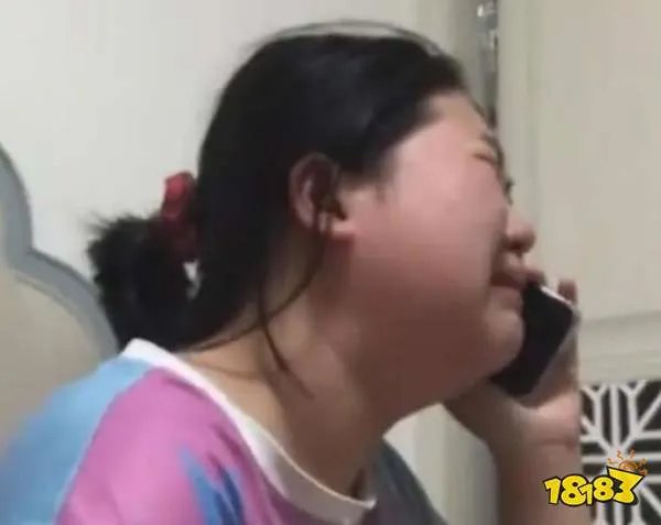 女孩得知开学时间后崩溃大哭 作业一个字都还没写