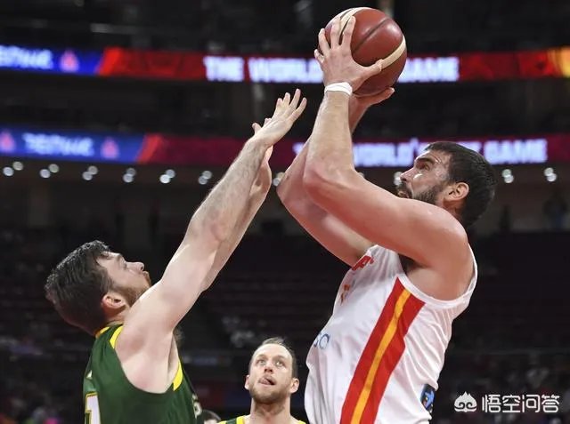 对阵西班牙,博古特抢篮板犯规,对裁判的吹罚不满,然后做出数钱的手势!如何评价?