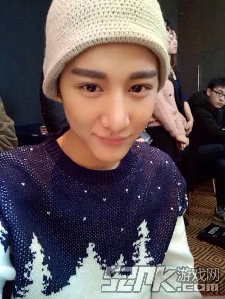 让我摸一摸你的美腿吧！神仙哥哥小灿绝美照片合辑