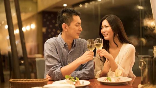 河南一男子参加同学聚会用胶带缠全身，同学之间有多内卷？